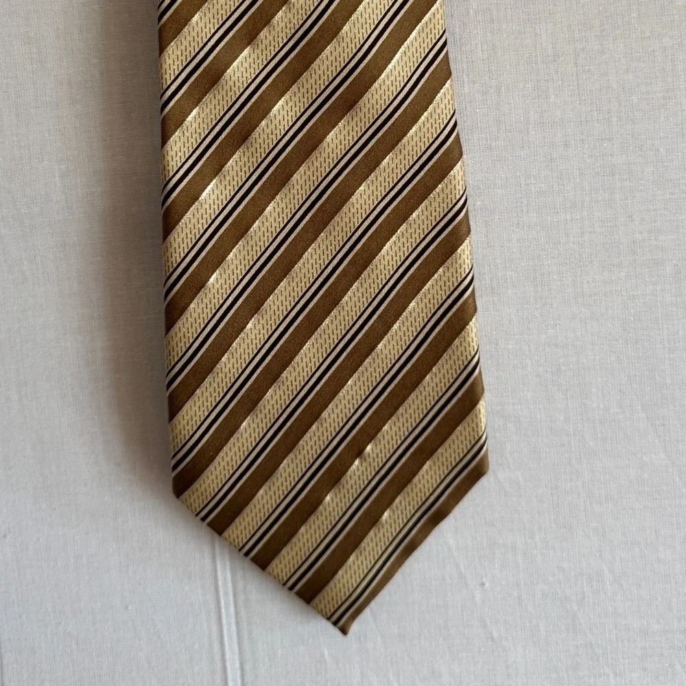 Donald Trump Signature Collection 100% Silk Gold Striped Men's Tie